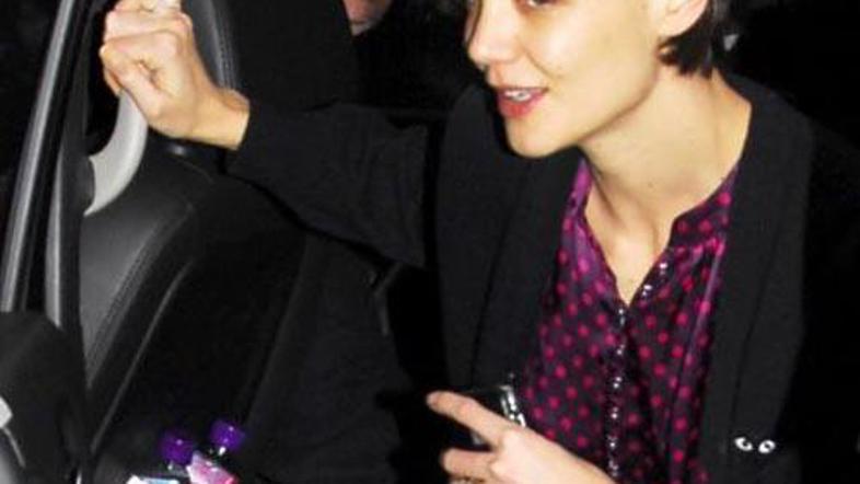 Katie je na poti v gledališče pritegovala radovedne poglede mimoidočih.