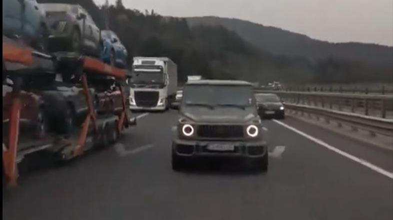 Predrzni voznik je izkoristil reševalni pas