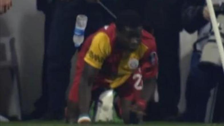 Emmanuel Eboue Istanbul Turčija Bešiktaš Galatasaray obmetavanje incidenti