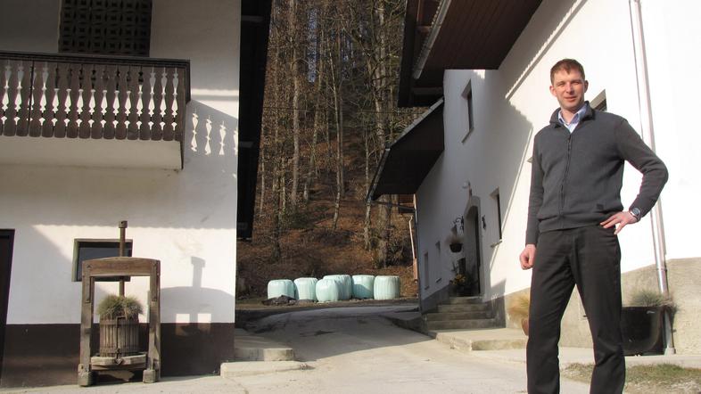 “Poleti so razmere na dvorišču nore,” pravi o prometu mimo hiše njen lastnik in 