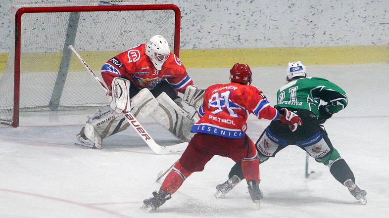 Jeseničani so zmago zapravili v zadnji tretjini, zmaji pa so z dvema zadetkoma v