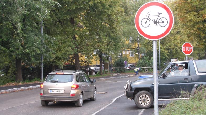 slovenija 09.10.13. Dolenjska, Novo mesto, prometni znak prepovedan promet za ko