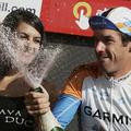 David Millar je po zmagi na kronometru veselo šprical z zmagovalno penino.