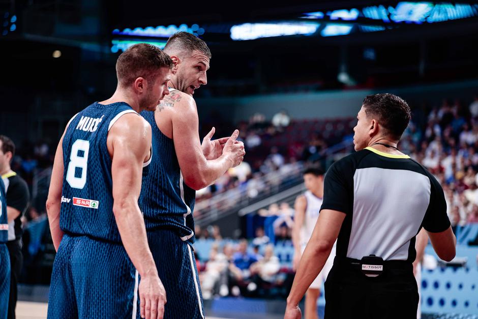 eurobasket 2025 Italija Slovenija, edo murić, alen omić, sodnik | Avtor: Saša Despot