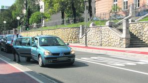 Pri novomeški OŠ Center starši, ki pripeljejo šolarja, ustavijo kar na cestišču.