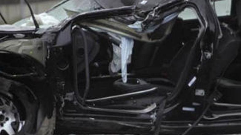 Haiderjev avtomobil je bil zaradi velike hitrosti in betonskih ovir po nesreči p