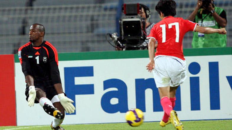 Majed Naser (levo) si je na srečanju proti Južni Koreji privoščil nedopustno nap