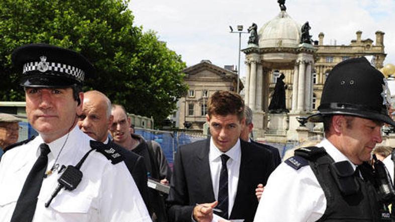 Steven Gerrard v spremstvu policistov pred sodiščem v Liverpoolu