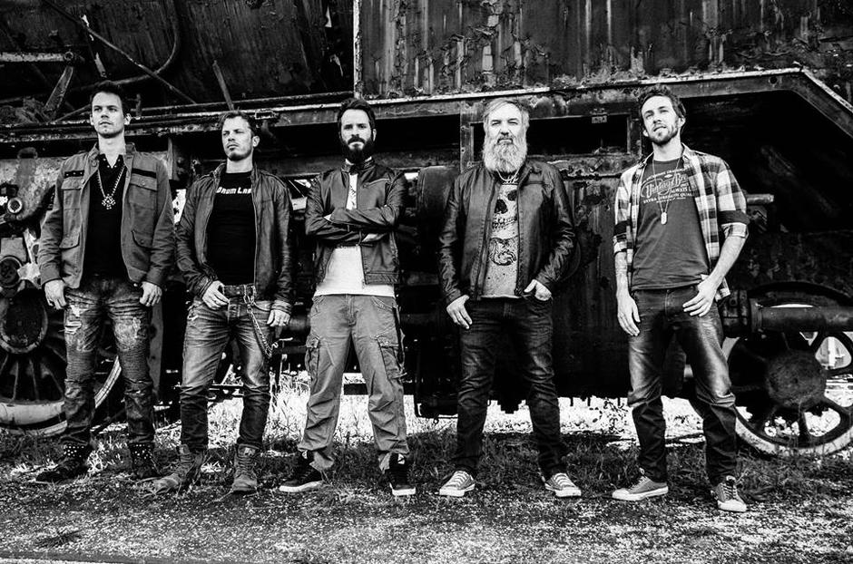 Stray Train | Avtor: Nika Brunet