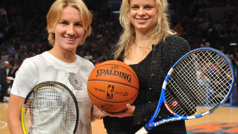 Gledalce sta med polčasom obračuna v New Yorku pozdravili tudi tenisačici Svetla