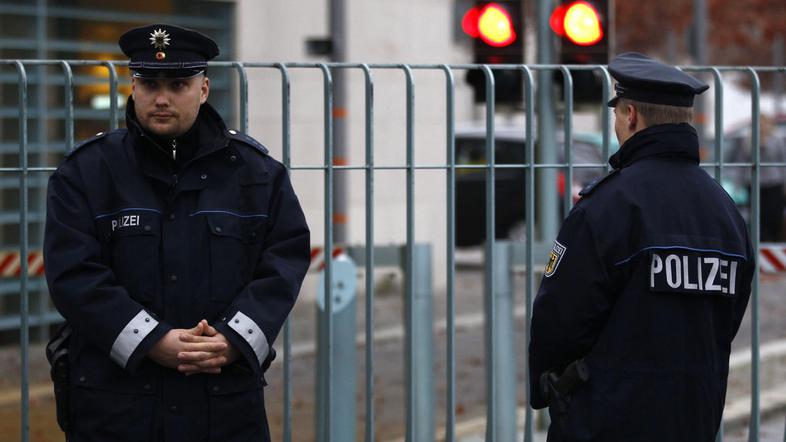 Policija je poostrila varnostne ukrepe okoli stavbe kanclerjevega urada. (Foto: 