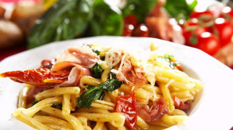 Prepletanje okusov pršuta in ovčjega sira.