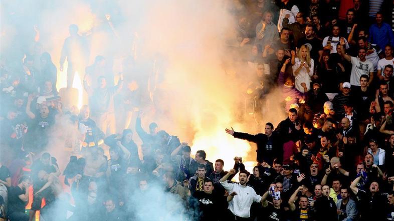 Viole so se po tekmi z Olimpijo vandalsko lotile Stožic. (Foto: Nik Rovan)