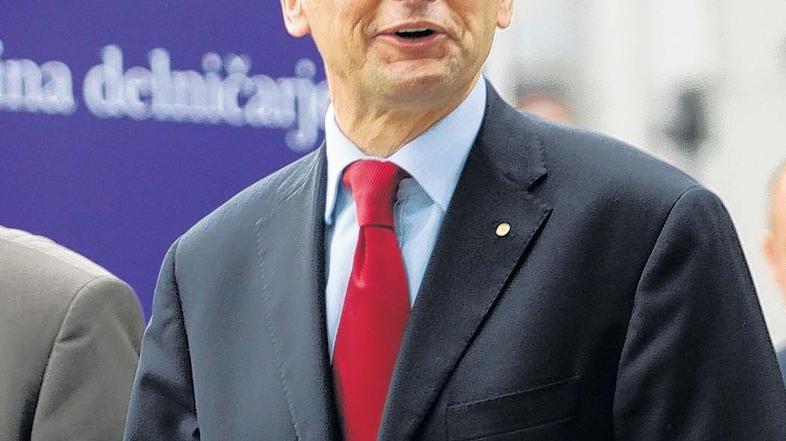 Kramarja bi lahko s posebno odločbo razrešila tudi centralna banka.