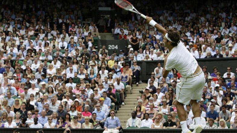 Roger Federer je z vojaško disciplino dobil prvo kolo grand slama v Wimbledonu.