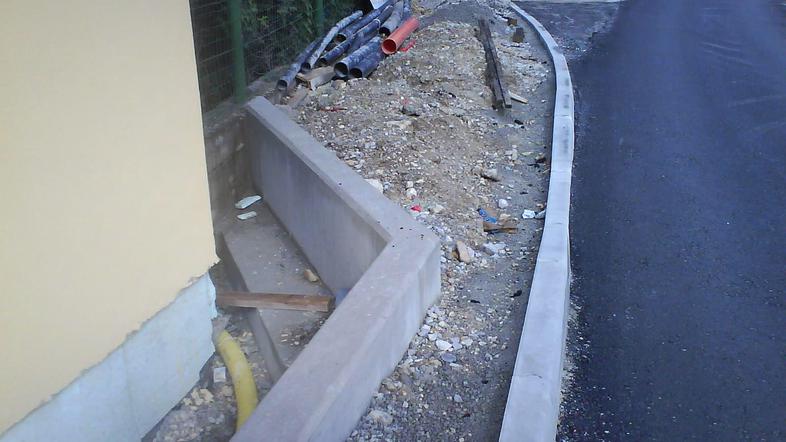 Betonski zid in varovalna ograja okrog hiše bosta zmanjšala pločnik na minimum.