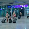 stevardese na letališču ob prihodu letala iz Dubaja
