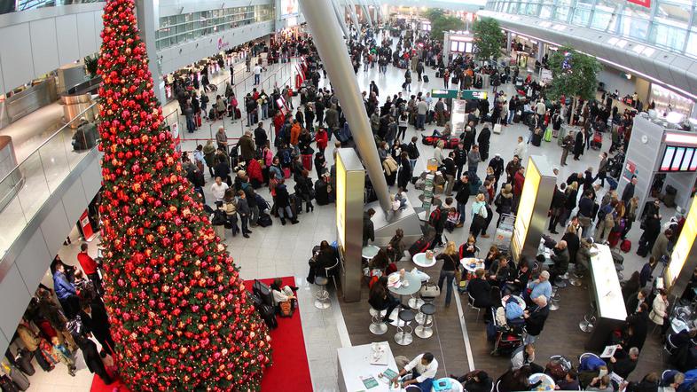 Potniki so ujeti tudi na tretjem največjem nemškem letališču v Duesseldorfu. (Fo