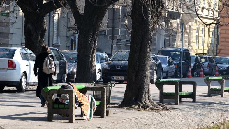 Brezdomci lahko v zavetiščih in dnevnih centrih dobijo obrok, poskrbijo za osebn