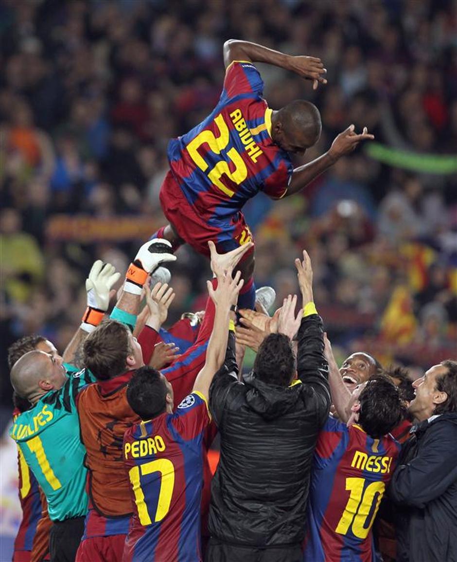 Eric Abidal na rokah soigralcev. Barcelona Real Madrid Liga prvakov Pedro | Avtor: EPA