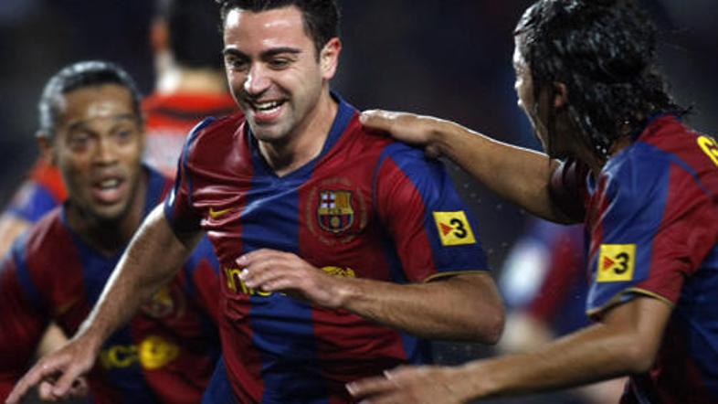 Xavi, dos Santos in Ronaldinho se veselijo edinega gola na tekmi.