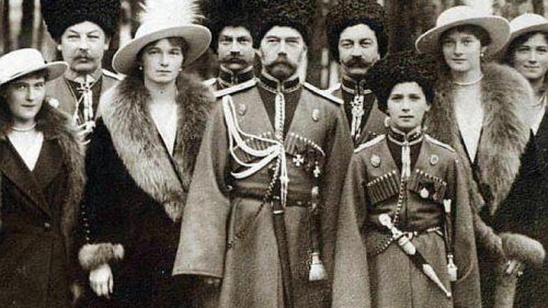 Družina Romanov s kozaki na fotografiji iz leta 1916.