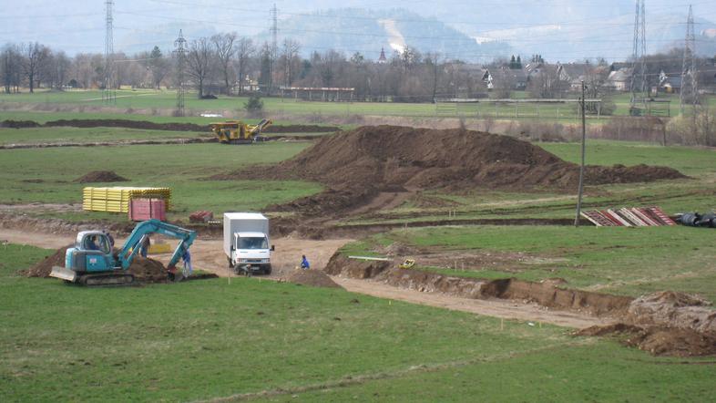 Zemljišče med avtocesto ter regionalno in lokalno cesto, kjer bo žirovniška posl