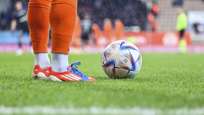 žoga nogometaš zelenic