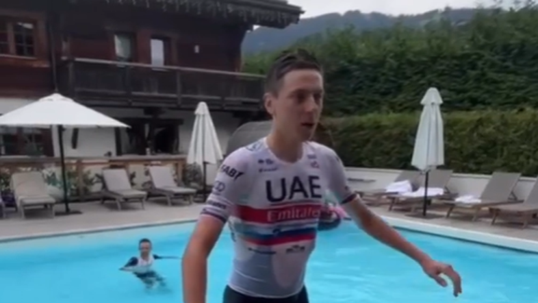 Tadej Pogačar ob bazenu