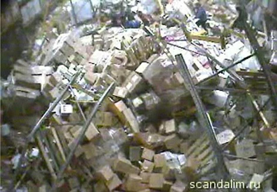 Takole je bilo videti skladišče po nesrečnem trku viličarja v polico.