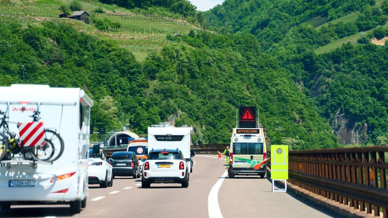 prometna nesreča autostrada Italija rešilec