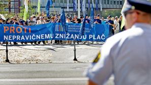 slovenija 13.09.2011 Protestni shod pred DZ v casu zasedanja maticnega odbora DZ