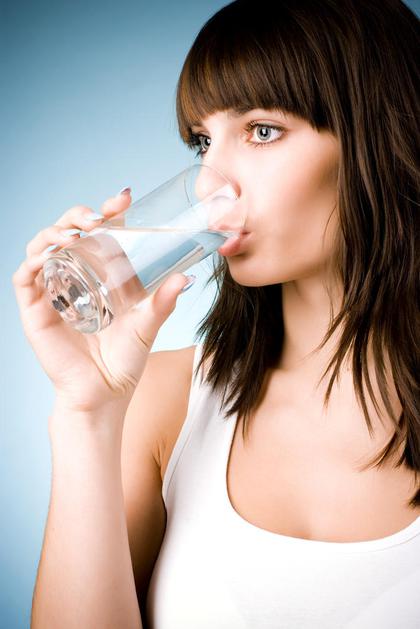 Piti je treba ne glede na občutek žeje, vendar previdno. S čezmernim pitjem vode