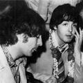 Johna Lennona je najbolj seksualno privlačil Paul McCartney, trdi biograf Norman