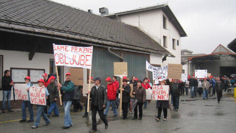 Med 535 upniki je tudi več kot 300 delavcev; podjetje jim med drugim dolguje tud