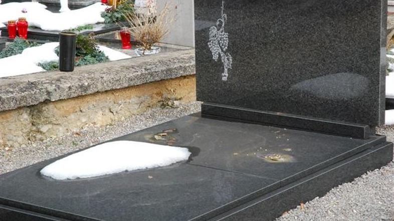 Poškodovan grob (Foto: Radio Krka)