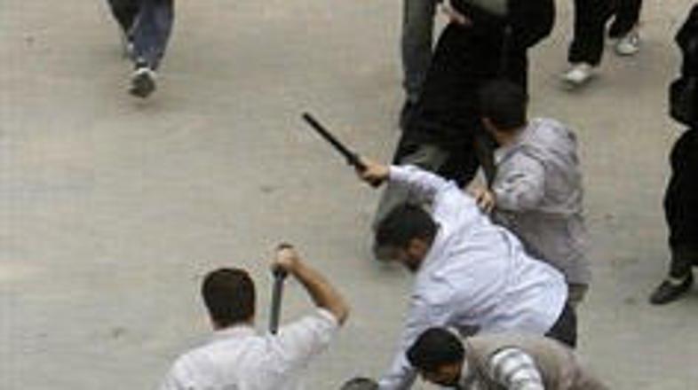 Iranski policisti v civilu so red med protestniki uvajali z lesenimi palicami.