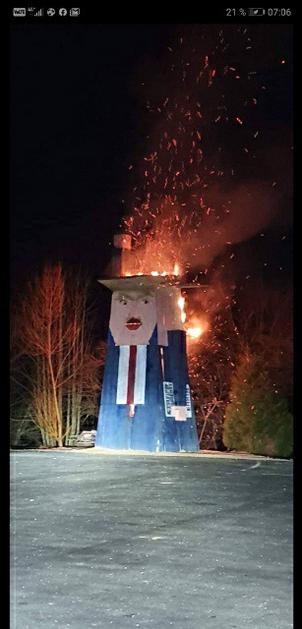 Goreči kip Donalda Trumpa