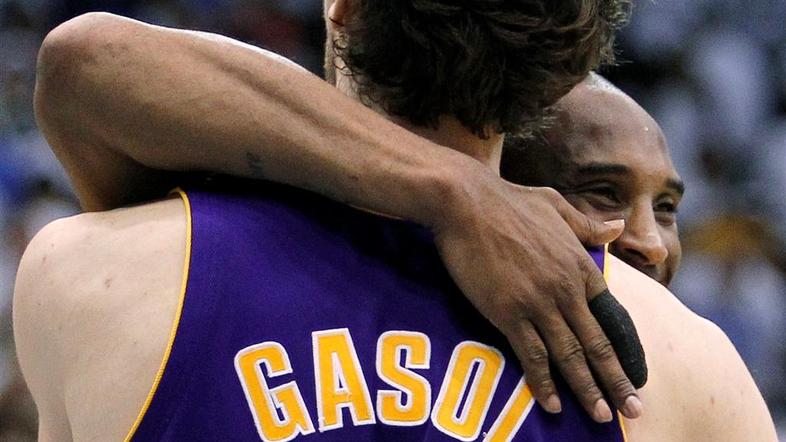 Kobe Bryant in Pau Gasol sta se lahko objela po novi zmagi. (Foto: Reuters)