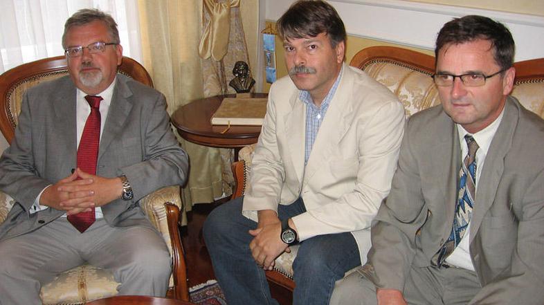 Blejski župan Janez Fajfar (levo) je Matjaža Erjavca (na sredini) poleti leta 20