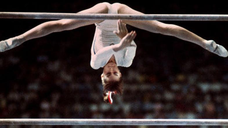 Nadia Comaneci na dvovišinski bradlji