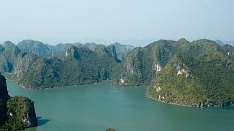 Zaliv Ha Long je ena od najbolj obiskanih znamenitosti Vietnama.