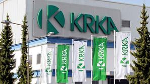 slovenija 09.04.2010 stavba, zastave, napis, dan odprtih vrat v farmacevtski dru