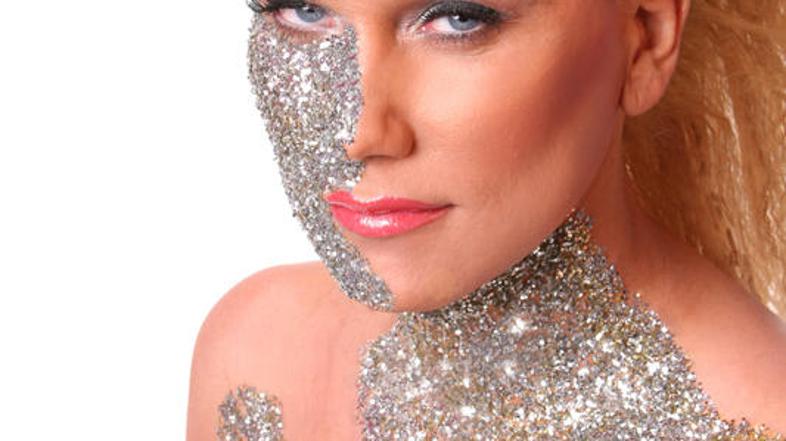 Poročena je z žensko. Pred matičarja je približno pred petimi leti na Bledu stop