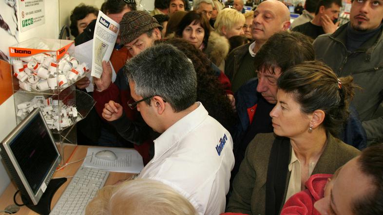 Ko se je razvedelo, da pralnih strojev ni več, je med množico, ki je potrpežljiv