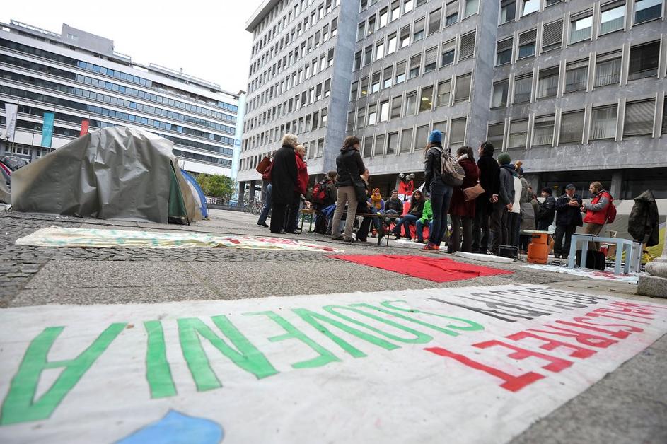 Protestniki pred Ljubljansko borzo.