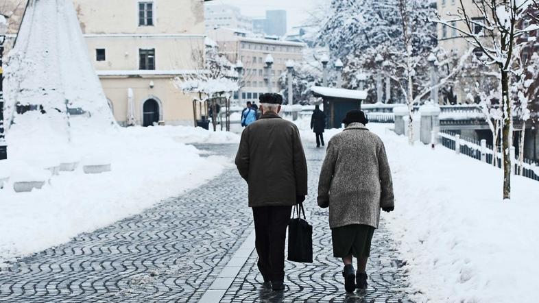 Slovenija 15.01.2013 starejsi par se sprehaja po ljubljanskih ulicah, penzionist