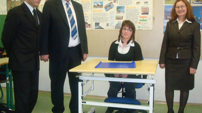 Mojca je kljub telesni oviri odličnjakinja, z novo klopjo, ki jo je podarila Zve