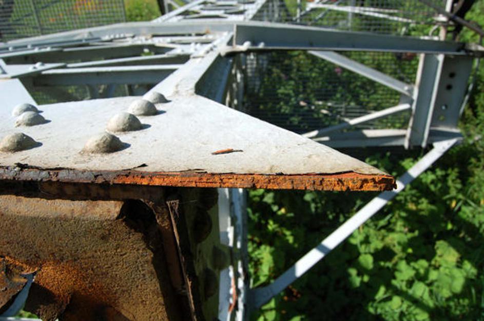 Na Zavoda za gradbeništvo sumijo, da je dokončno porušitev stebra povzročila dod