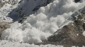 V smučarskem središču Val d'Isère v francoskih Alpah se je sprožil plaz in pod s